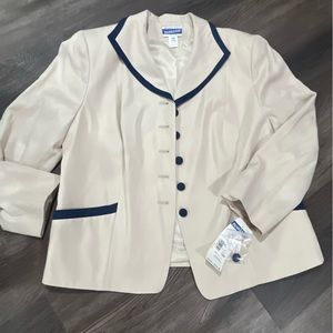 VTG Pendleton’s cream and navy women’s blazer. 16W